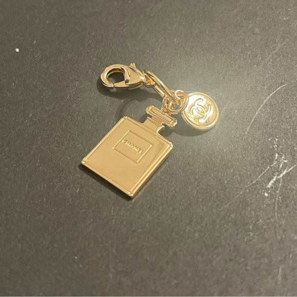 Original Chanel Holiday pendant I have 5 of these available - Picture 1 of 3